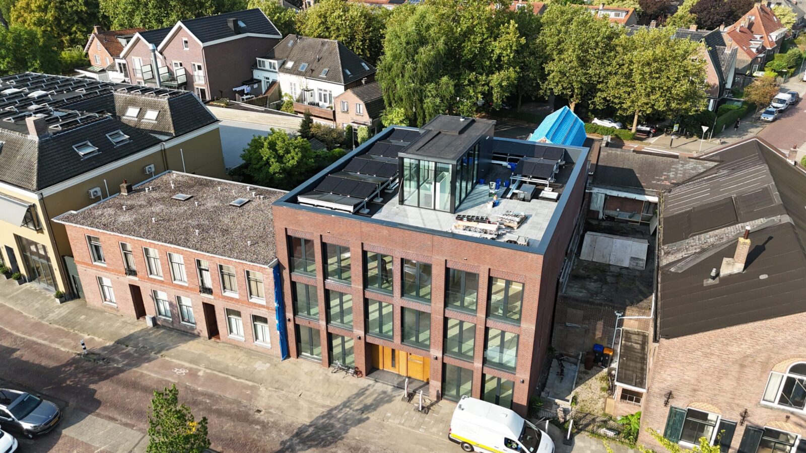 Luchtfoto van een projectlocatie met geintegreerde duurzame energieoplossingen